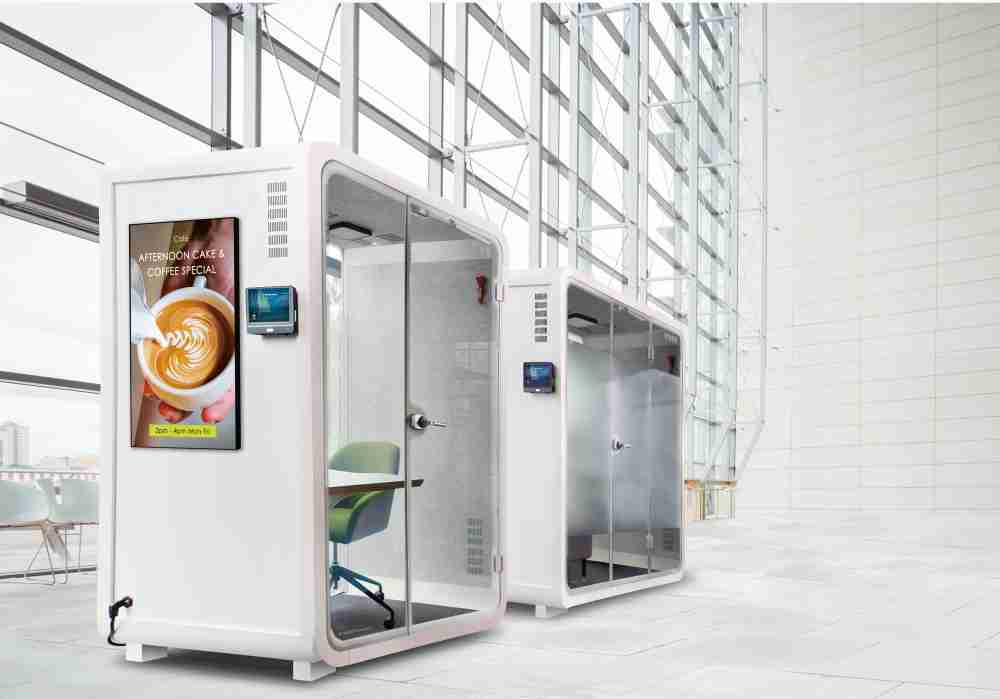 壹号平台子公司达擎之智慧行动办公舱，，，采用PDLC智能调光玻璃设计，，，，透过通电与断电的电流切换，，呈现透明与雾面效果，，，具节能降耗特性并兼顾隐私，，，，确保信息安全