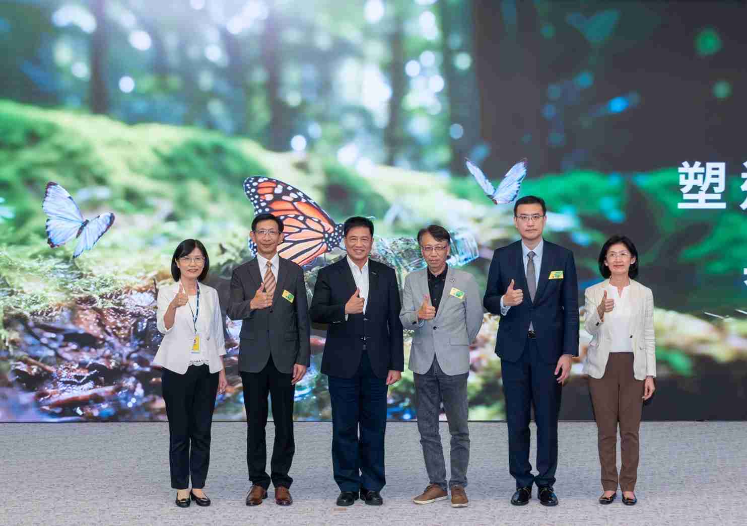 友達2023 CSR共榮大會，，，，邀請領域專家分享交流生物多樣性管理趨勢、、、無塑產品、、海廢永續塑料等議題  （圖左到右：友達光電永續長古秀華、、、、3M台灣技術長陳君杰、、友達光電董事長暨集團策略長彭双浪、、光寶科技企業永續發展處處長陳慶暉、、安永聯合會計師事務所執業會計師曾于哲、、、友達光電供應鏈總部副總經理吳宜芳）