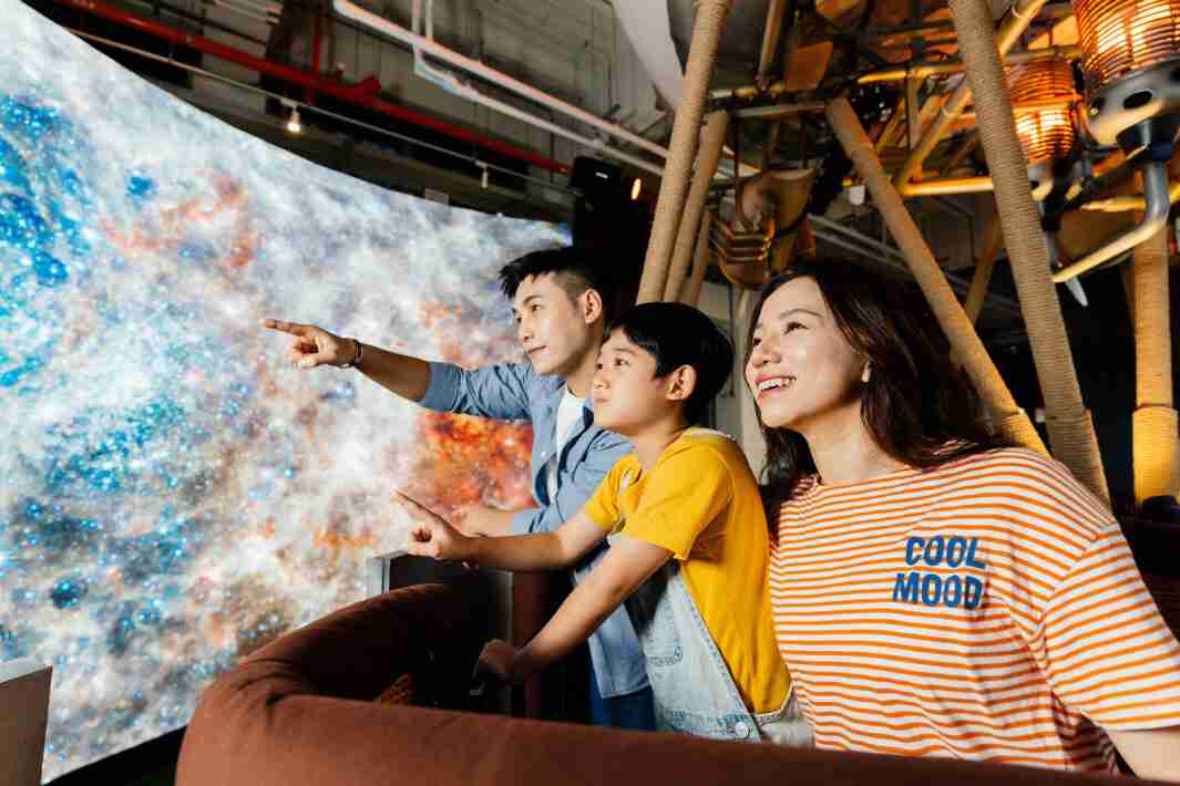 壹号平台打造全台最大宽6公尺、、、高4公尺、、、、唯一搭载LED弧形拼接显示屏的动感飞行船，，，让乘客驻足在热气球上，，，，享受身历其境的伪出国旅游乐趣