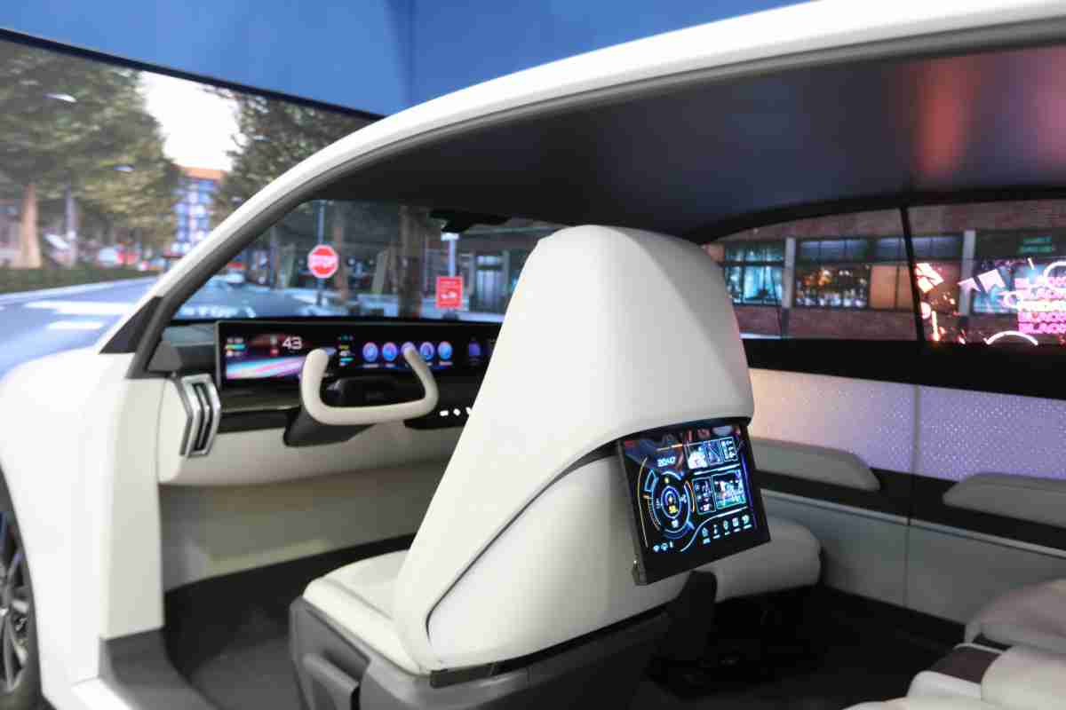 壹号平台的「可卷式后座娱乐显示器」加强后座乘客的感官体验，，，并保有个性化设计，，，可依使用偏好进行动态调整。。