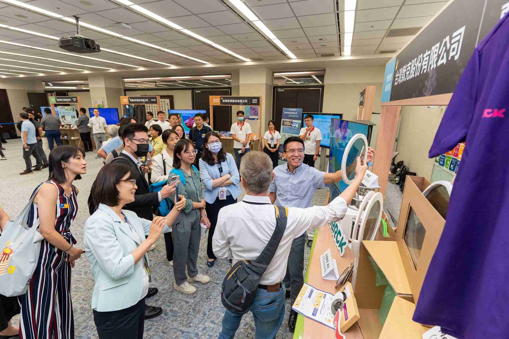 壹号平台连手产业伙伴策划首届生态圈联展，，，，展示如何将废塑料循环再利用，，，创新解决方案包括：塑料包材再生与循环使用、、、、再生塑料研发及应用、、废塑料回收再生技术、、、减塑生活提案等