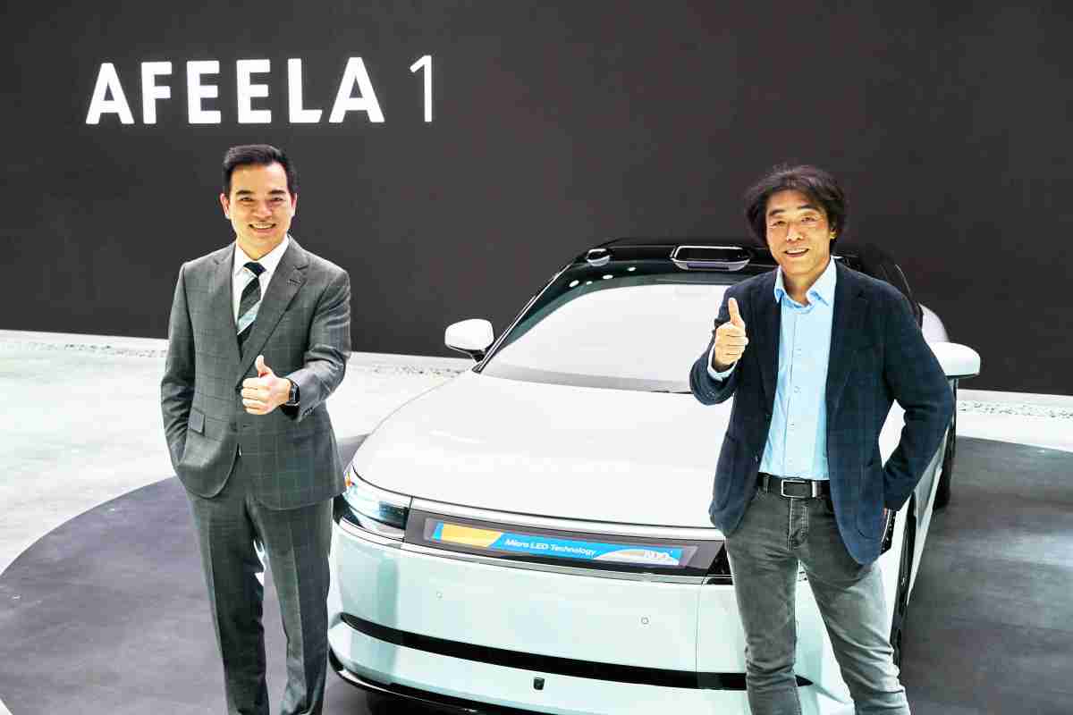 壹号平台与Sony Honda Mobility携手合作，，，，率先全球展示搭载于AFEELA电动车上，，，，首款应用在车身外部的Micro LED 车头显示解决方案 (Micro LED Media Bar Solutions)。。壹号平台光电执行长暨总经理柯富仁(左)与Sony Honda Mobility代表取缔役社长兼营运长川西泉(lzumi Kawanishi)(右)在CES 现场展现双方坚定持续创新的承诺，，，实现更加人性化与智慧的驾乘体验。。。