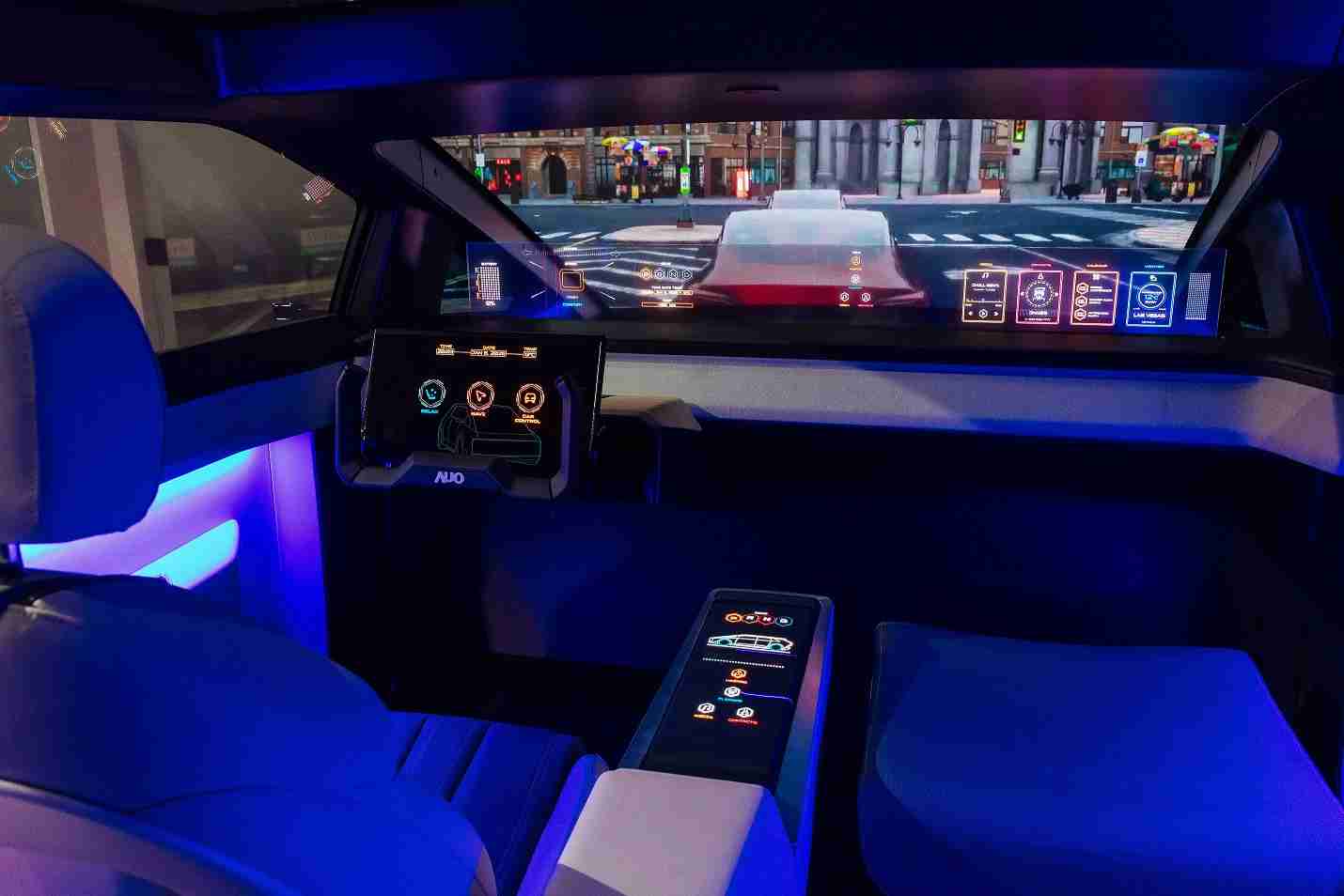 壹号平台连续四年入围科睿唯安全球百大创新机构，，，专利布局科技与绿色创新前沿。。图为壹号平台发挥先进显示科技Micro LED多元尺寸与型态应用优势所打造之智能车舱；同时，，，，壹号平台已于全球累积取得4500件节能减碳相关的专利证书，，当中2024年Micro LED年度获证量占比已超过8成