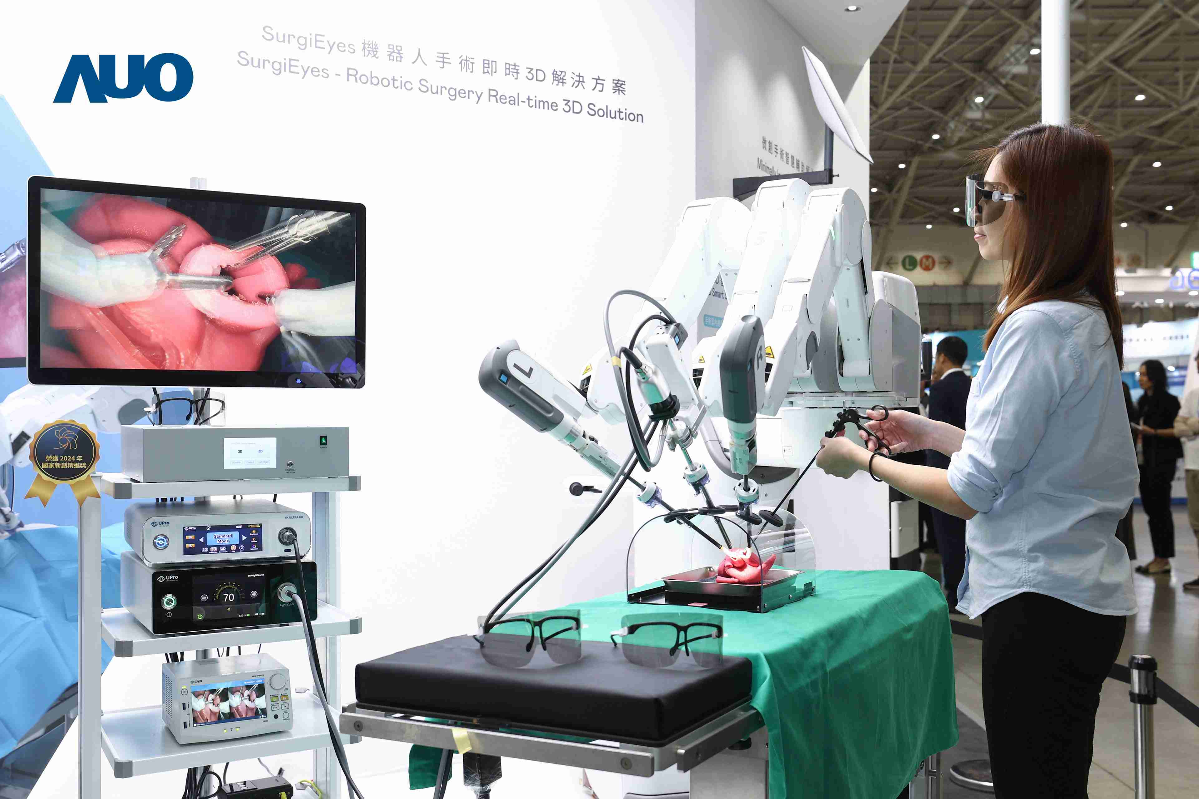 达擎以领先的3D显示技术推出〝SurgiEyes机器人手术实时3D解决方案〞，，，整合先进3D图像处理与独家3D垂直宽视角、、、广色域的显示技术，，，手术团队可实时同步主刀医师视角看到清晰3D影像，，提升沟通效率与安全性。。